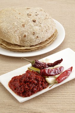 Sarımsak ve Roti ile soğuk Hint turşusu