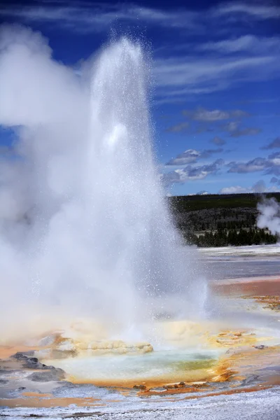 オールド ・ フェイスフル ・ ガイザーの噴火 — ストック写真