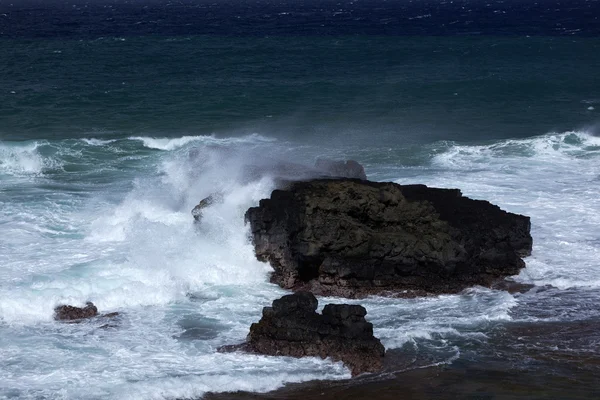 Vågor och stenar på Gris Gris Beach — Stockfoto