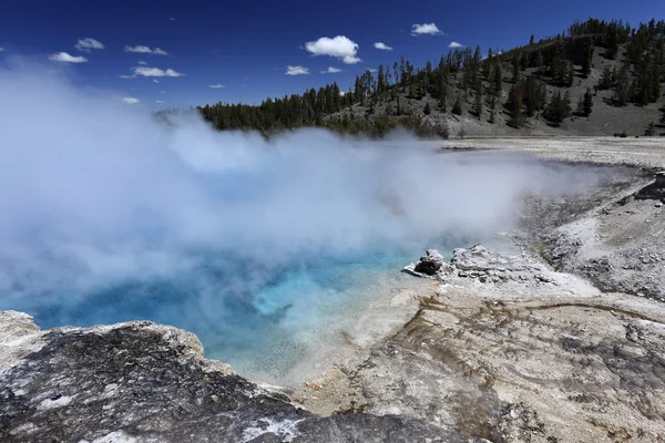 Geyser à Yellowstone avec un ciel bleu profond — Photo