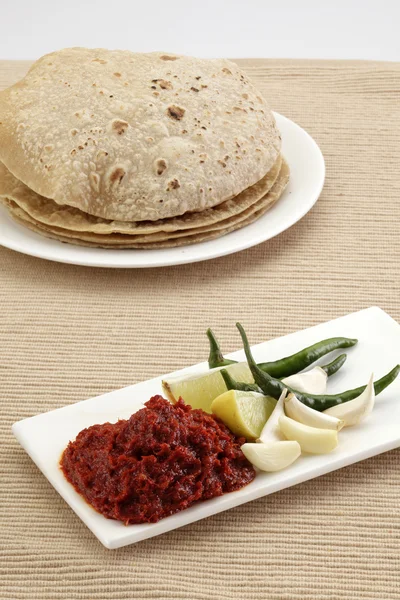 Knoflook en kille chutney met Roti — Stockfoto