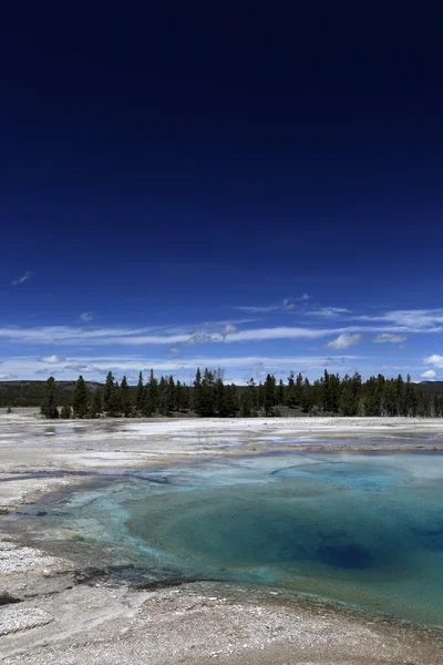 Gejzír a Yellowstone-a mélykék ég — Stock Fotó