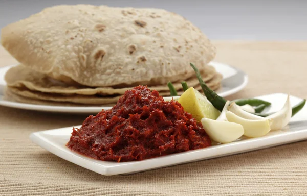 Knoflook en kille chutney met Roti — Stockfoto