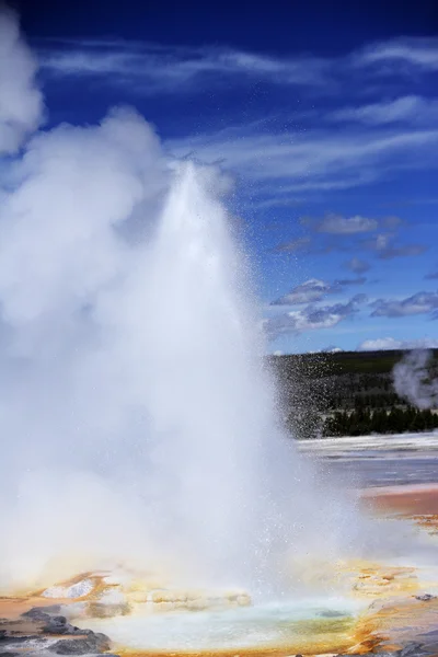 Utbrott av Old Faithful geyser — Stockfoto