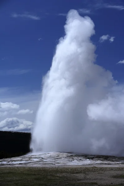 Hot water shooting from geyser — Stock Photo, Image