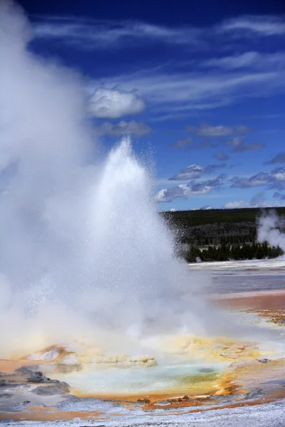 Éruption du vieux geyser fidèle — Photo