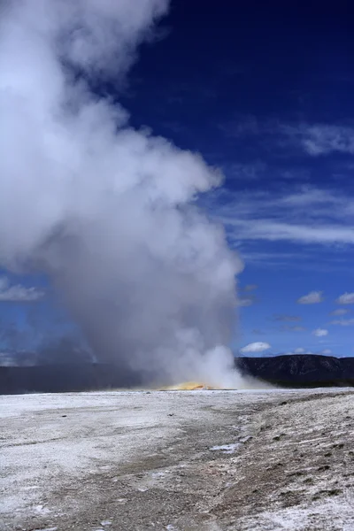 Éruption du vieux geyser fidèle — Photo