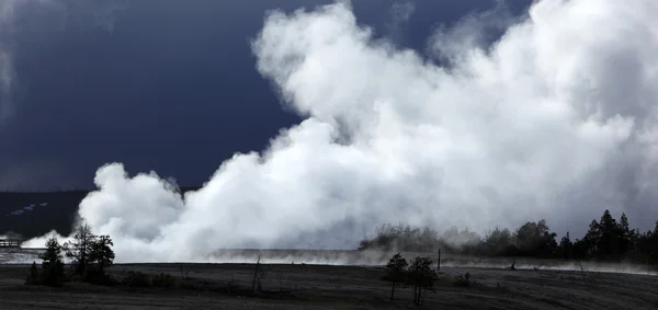 Éruption du geyser à Yellowstone — Photo