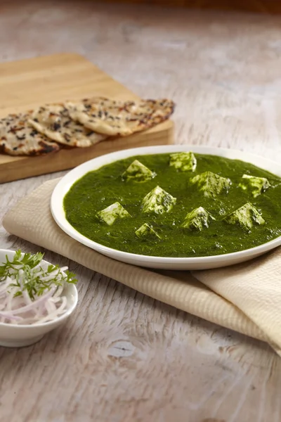 Palak paneer soße mit nan — Stockfoto