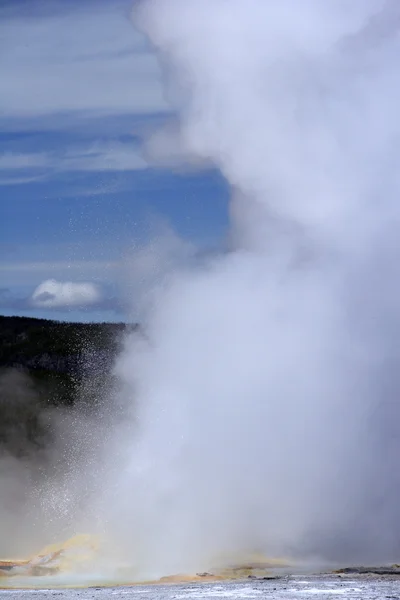 Извержение гейзера в Йеллоустоне — стоковое фото