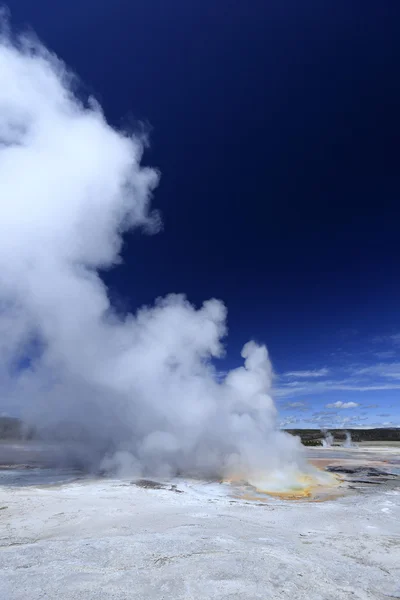 Geyser på Yellowstone med djupblå himmel — Stockfoto