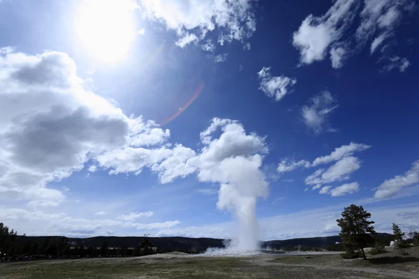 Geyser à Yellowstone avec un ciel bleu profond — Photo