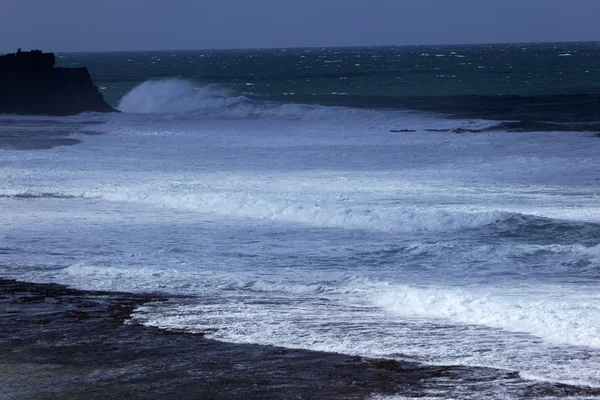 波とグリ グリ ビーチで石 — ストック写真