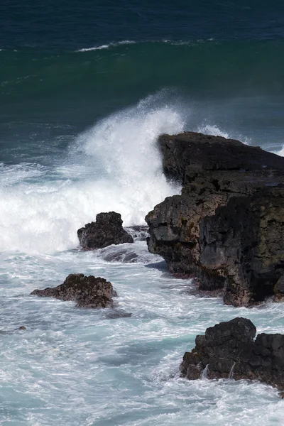 波とグリ グリ ビーチで石 — ストック写真