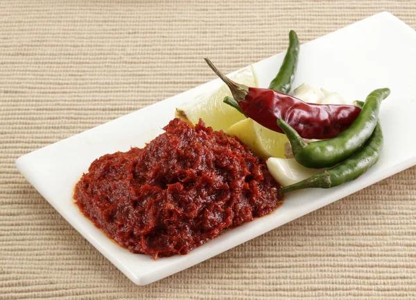 Sarımsak ve Roti ile soğuk Hint turşusu