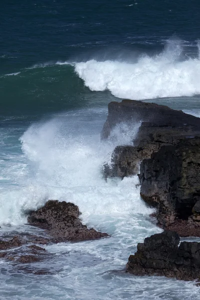 Vågor och stenar på Gris Gris Beach — Stockfoto