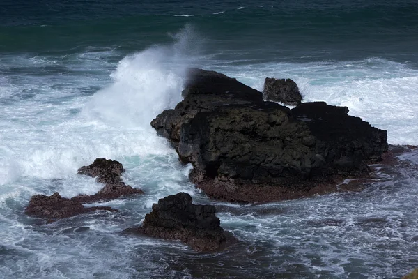 Ondas e pedras na praia de Gris Gris — Fotografia de Stock