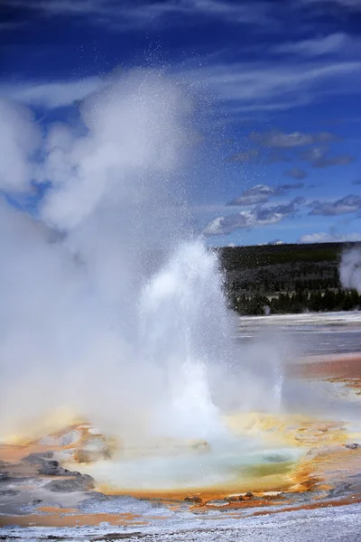 Éruption du vieux geyser fidèle — Photo