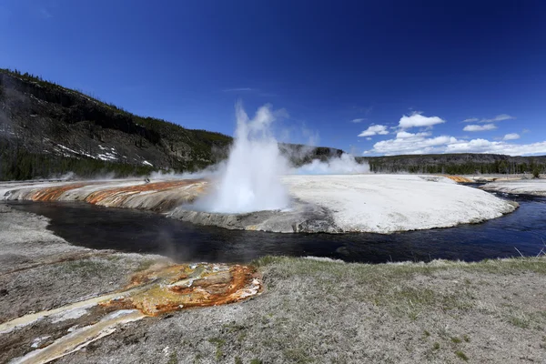 Géiser en Yellowstone con cielo azul profundo —  Fotos de Stock