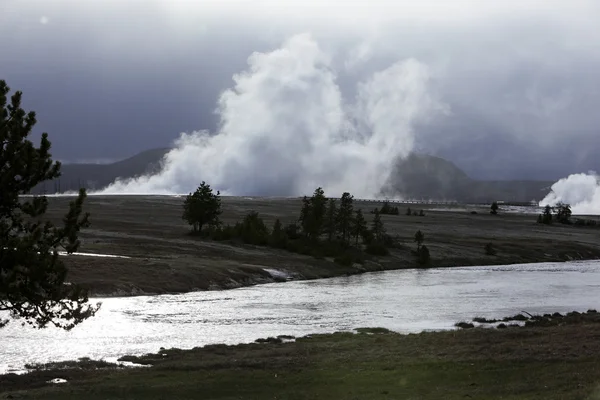 Geiser lindo em Yellowstone — Fotografia de Stock