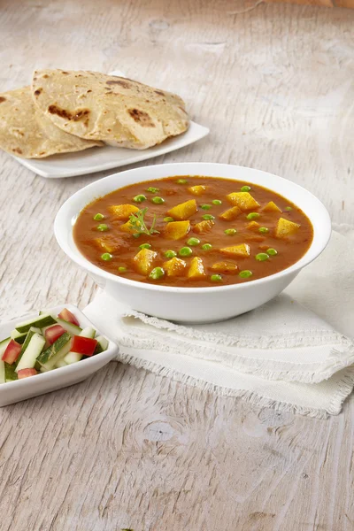 Aloo mutter Roti ile