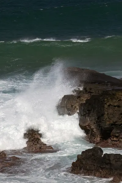 Olas y piedras en la playa Gris Gris — Foto de Stock