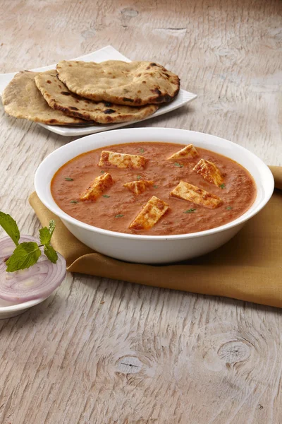Paneer tikka masala curry mit roti lizenzfreie Stockbilder