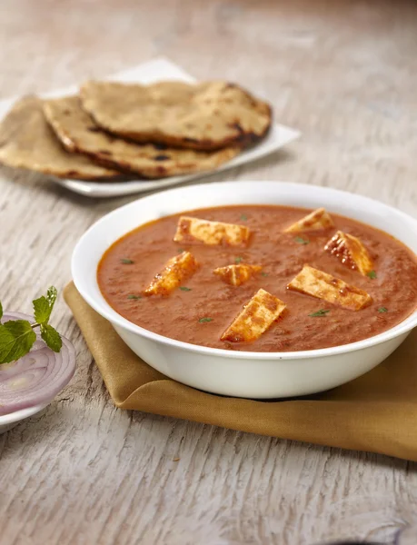 Paneer tikka masala curry mit roti lizenzfreie Stockfotos