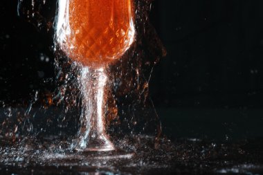 Sıçrama ile şarap dökün