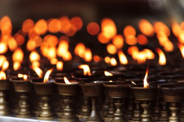 Budist manastırda lambalar