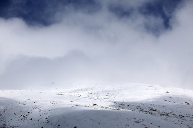 Bulut kaplı kar pik