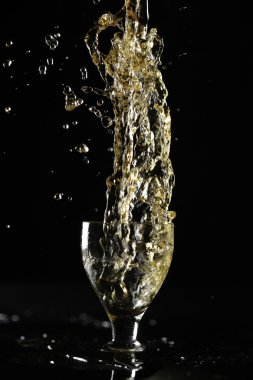 Sıçrama ile şarap dökün