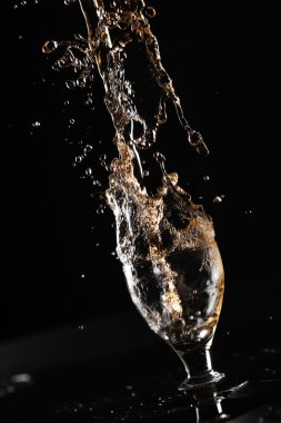 Sıçrama ile şarap dökün