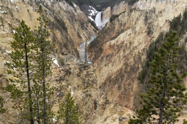 Sanatçı noktada şelale