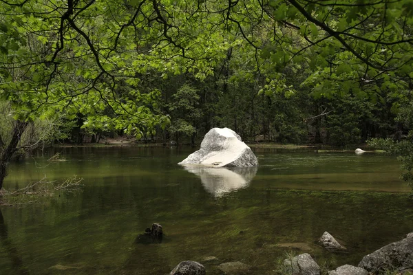 Spegel sjö, yosemite national park — Stockfoto