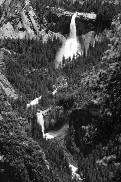 Wasserfall im Yosemite Nationalpark — Stockfoto