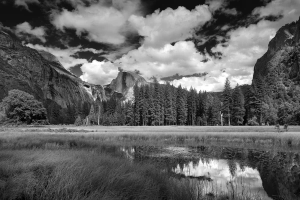 Meia cúpula, parque nacional de Yosemite — Fotografia de Stock