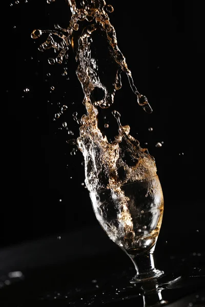 Wlać wino z splash — Zdjęcie stockowe