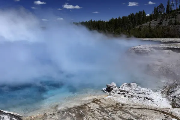 Magnifique geyser de couleur marine aqua — Photo