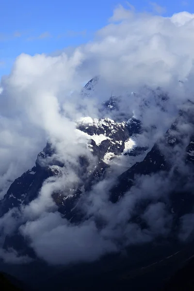 Wolken en mist dekking op bergen — Stockfoto