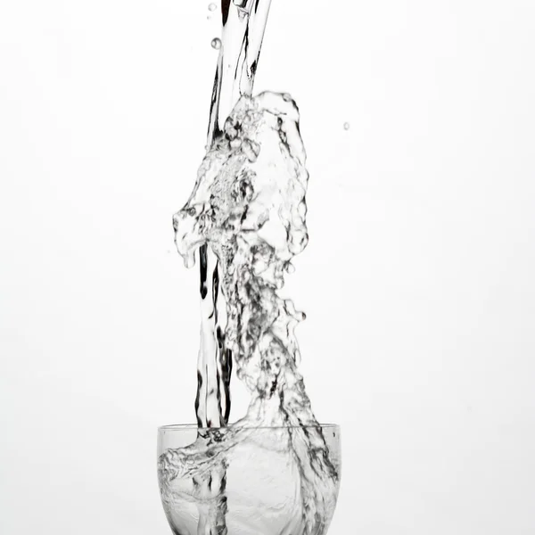ガラスの水が飛び散る — ストック写真