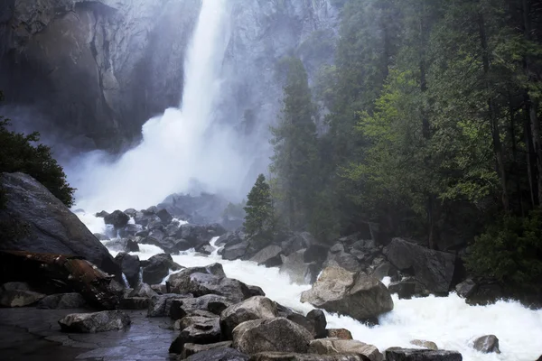 Wodospad w Parku Narodowym Yosemite — Zdjęcie stockowe