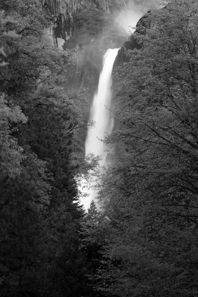 Vattenfall på Yosemite national park — Stockfoto