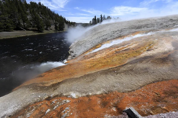 Geyser avec algues et couches bactériennes — Photo