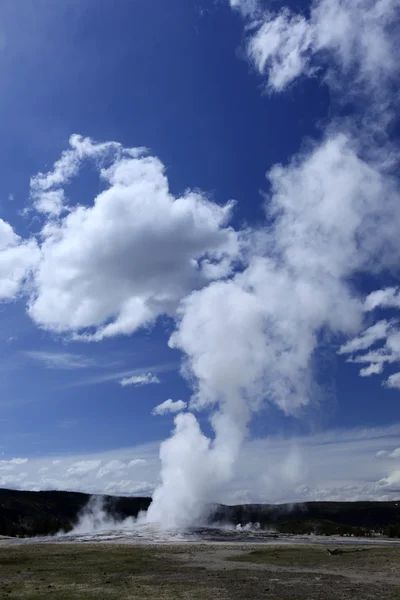 Geyser med vackra omgivningar — Stockfoto