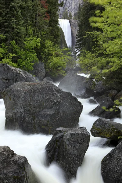 Wodospad w Parku Narodowym Yosemite — Zdjęcie stockowe