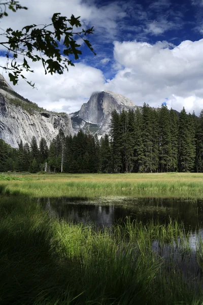 Meia cúpula, parque nacional de Yosemite — Fotografia de Stock