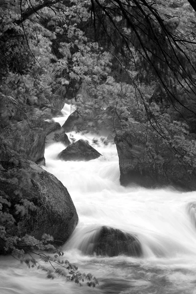 Waterfall at Yosemite national park — Stock Photo, Image