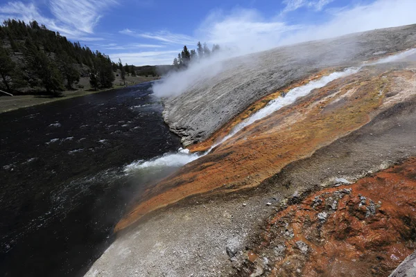 Geyser avec algues et couches bactériennes — Photo