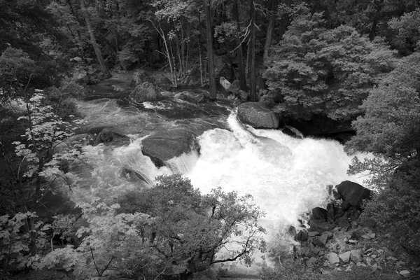 Deszcz, woda płynie w Tamhini Ghat — Zdjęcie stockowe